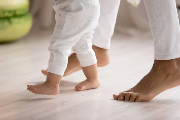 Primer plano del pequeño niño birracial aprender a caminar —  Fotos de Stock