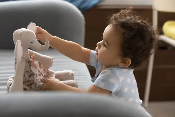 Poco biracial bebé niño jugar con peluche juguete —  Fotos de Stock