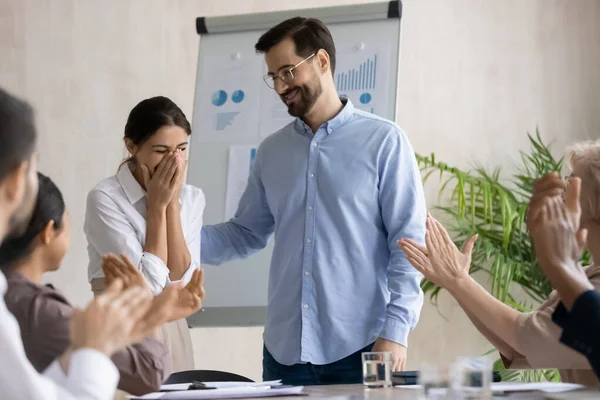 Lächelnder Geschäftsmann begrüßt Mitarbeiterin mit Erfolg im Job — Stockfoto