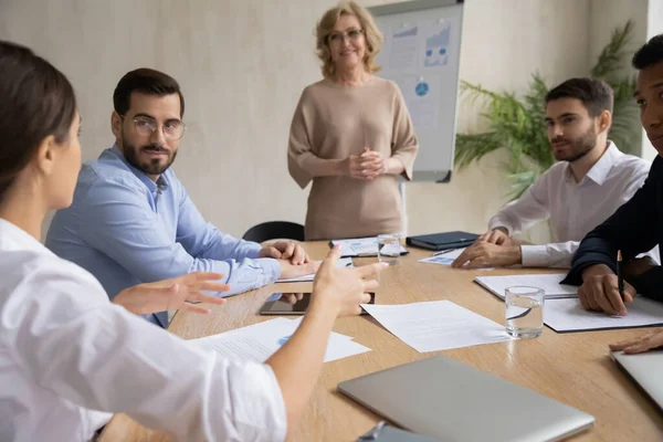 Diversos empresarios hacen una lluvia de ideas en la reunión de equipo en la oficina — Foto de Stock