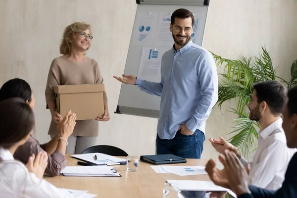 Lächelnde Geschäftsfrau stellt neue Mitarbeiterin bei Teamsitzung vor — Stockfoto