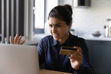 Mutsuz Hintli kadın internetten alışveriş problemleri yaşıyor.