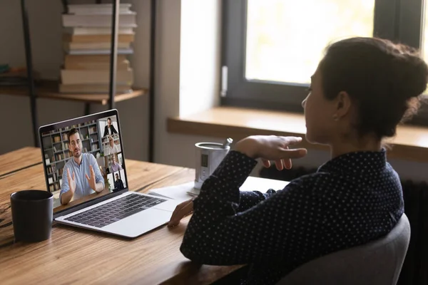 Trabalhadora conversa sobre videochamada com colegas — Fotografia de Stock