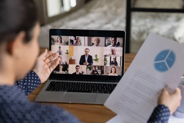 Frauengespräch diskutiert Papierkram bei Videotelefonie mit Kollegen — Stockfoto