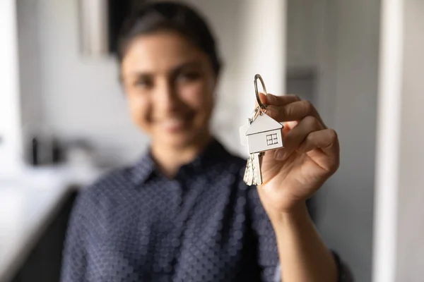 Primo piano di donna mostra le chiavi della nuova casa — Foto Stock