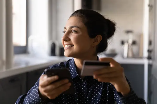 Happy Indian kobieta dokonać płatności na smartfonie — Zdjęcie stockowe