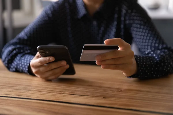 Gros plan de la femme payer avec carte de crédit sur téléphone portable — Photo