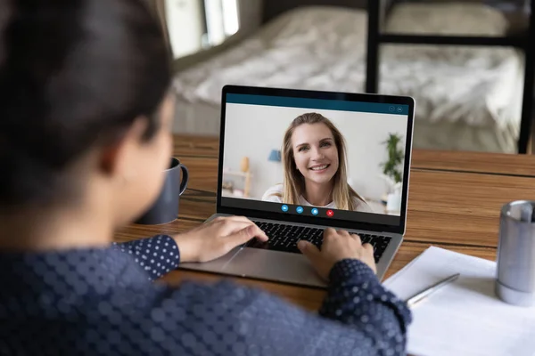 Conférence de femmes sur webcam sur ordinateur portable — Photo