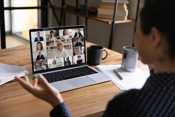 Femme ont réunion d'équipe en ligne avec des collègues sur ordinateur portable — Photo