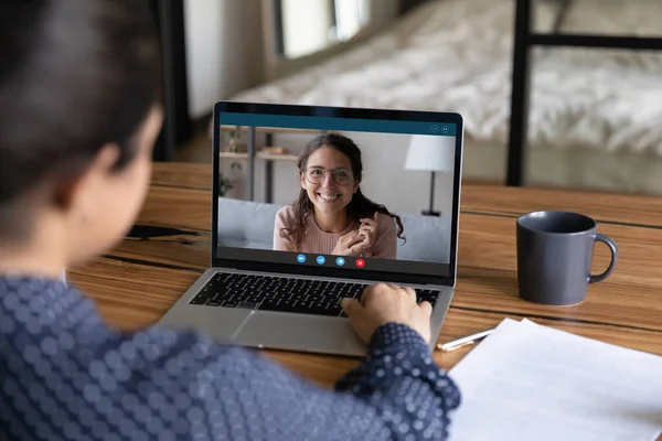 Funcionário feminino tem reunião de webcam online com colega — Fotografia de Stock