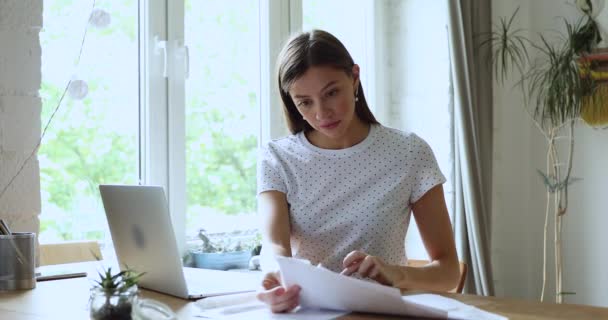 Jovem estressada fazendo papelada financeira, tendo problemas com pagamentos. — Vídeo de Stock