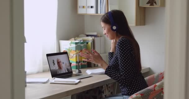 Gelukkig jong vrouw het maken van bye-bye gebaar, afwerking videocall met mama. — Stockvideo