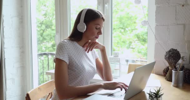 Habilidade menina milenar estudando on-line, ouvir palestras de áudio em casa. — Vídeo de Stock