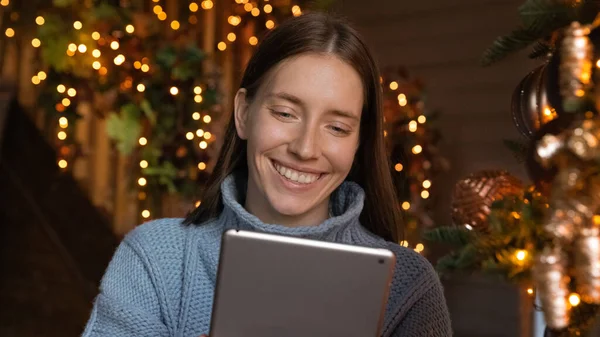 Banner vista de la mujer feliz uso de tableta moderna —  Fotos de Stock