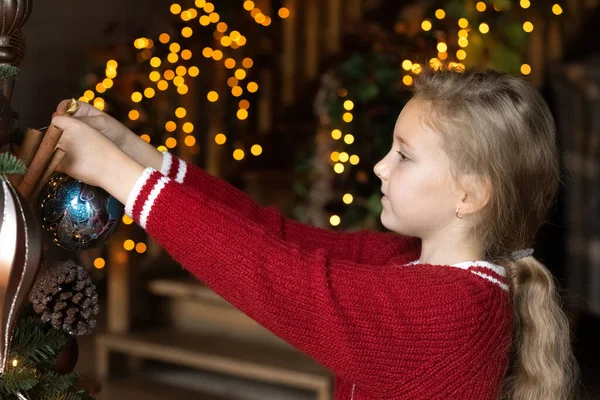 小さな白人の女の子飾るクリスマスツリーに家 — ストック写真