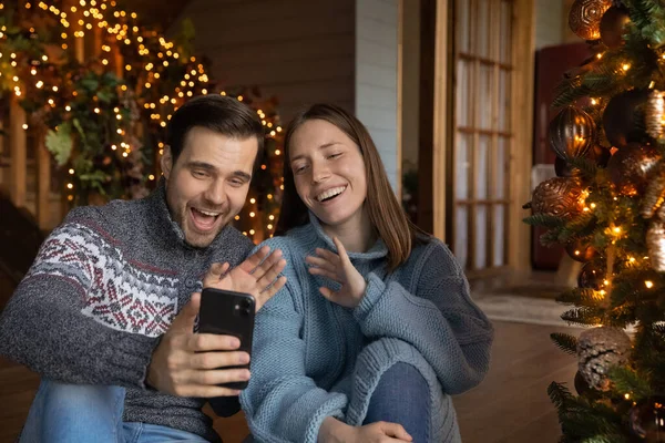 Sonriendo Caucásico pareja tienen webcam llamada de teléfono celular — Foto de Stock