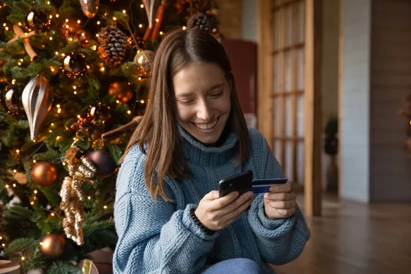 幸せな女性ショッピングオンライン上の冬の販売上のスマートフォン — ストック写真