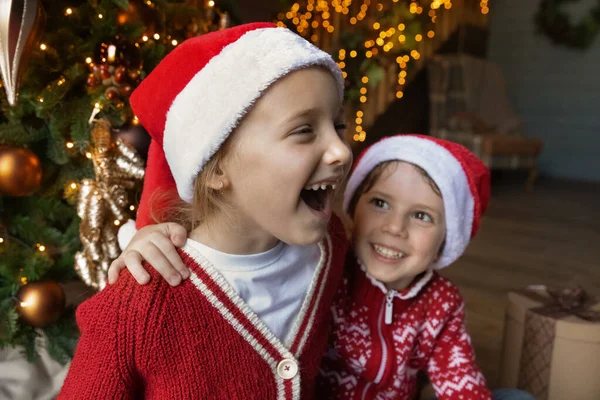 興奮した小さな子供たちは居心地の良い家でクリスマスを祝う — ストック写真