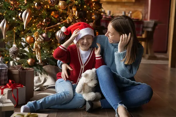 Jovem mãe feliz e filha pequena desfrutar do Natal — Fotografia de Stock