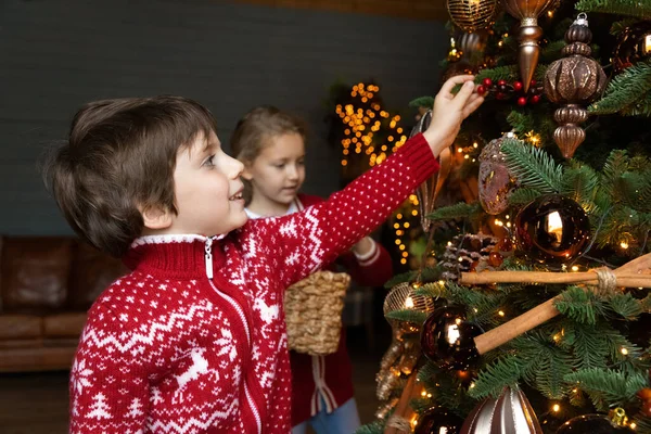Happy small kids get ready for winter holidays — Stock Photo, Image