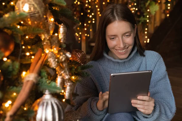 Glad ung kvinna prata med hjälp av tablett gadget — Stockfoto