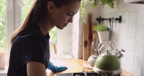 Ευτυχισμένη νεαρή όμορφη γυναίκα καθαρισμού κουζίνα σε πλαστικά γάντια. — Αρχείο Βίντεο