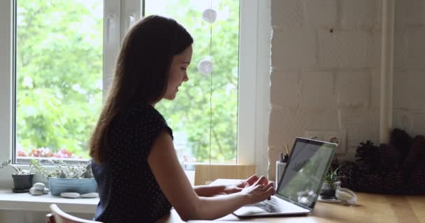 Lächelnde junge Frau entspannt, erledigte Arbeit zu Hause. — Stockvideo