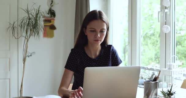Vystresovaná mladá žena nespokojená s počítačovou prací. — Stock video