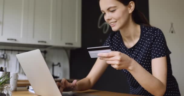 Sonriente joven cliente mujer compras en línea. — Vídeos de Stock