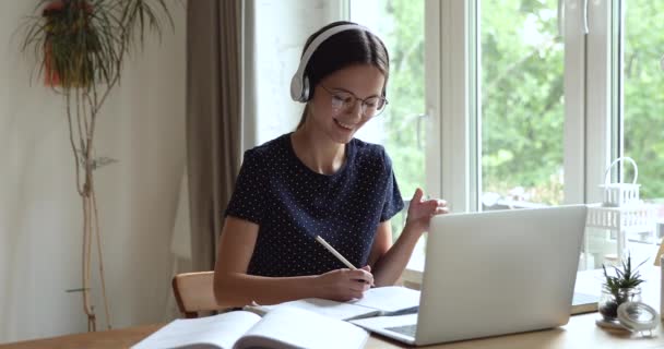 Sonriendo hermosa jovencita adolescente sosteniendo video llamada educativa. — Vídeo de stock