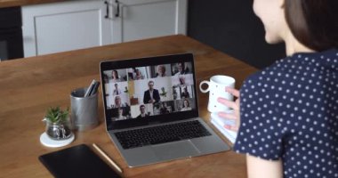 Ekran görüntüsü farklı yaşlarda, video konferans çağrısı yapan çok ırklı insanlar.