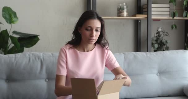 Curiosa joven india árabe abriendo caja de cartón. — Vídeos de Stock
