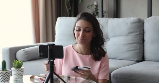 Attraente influencer indiano arabo che condivide feedback sui prodotti di bellezza. — Video Stock