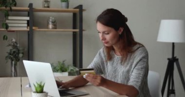 Mutlu genç bayan müşteri internetten mal alıyor..