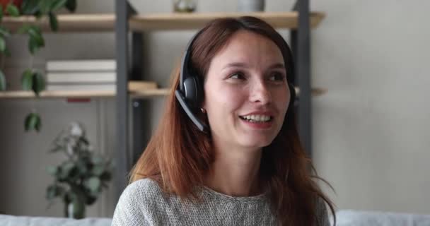 笑顔美しい若い女性がオンライン会議の会話を開催. — ストック動画