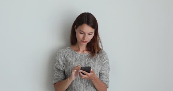 Šťastná mladá zrzavá žena pomocí aplikací smartphone. — Stock video