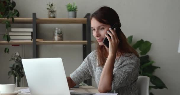Ευτυχισμένη νεαρή 30άρα κοκκινομάλλα επιχειρηματίας κρατώντας συνομιλία κινητής τηλεφωνίας. — Αρχείο Βίντεο