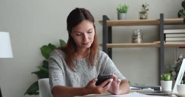 Verbazingwekkende jonge dertiger jaren zakenvrouw leest mobiel bericht met goed nieuws. — Stockvideo