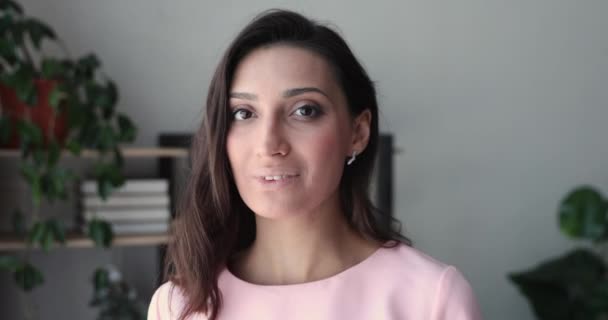 Portré mosolygó gyönyörű fiatal indiai arab etnikum nő. — Stock videók