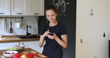 Gülümseyen genç ve güzel kadın lezzetli yemek tarifleri arıyor..