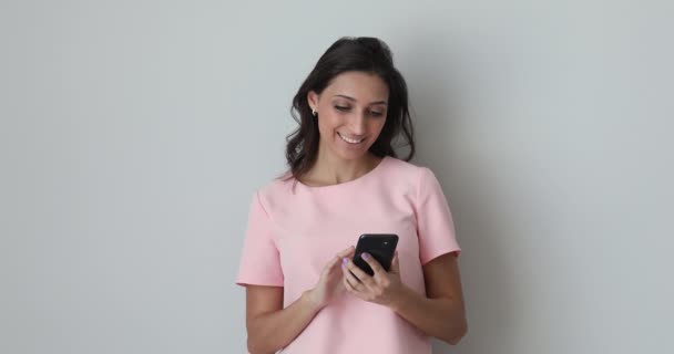 Ελκυστική γυναίκα Άραβας Ινδή χρησιμοποιώντας εφαρμογές smartphone. — Αρχείο Βίντεο