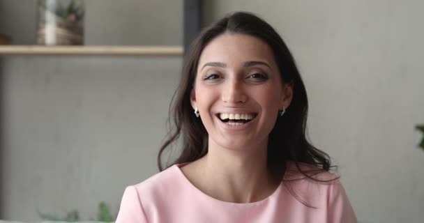 Молода усміхнена красива індійська арабська жінка дивиться на камеру . — стокове відео