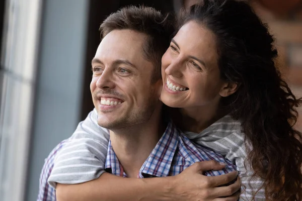 Excited couple look in distance dreaming of future — Stock Photo, Image
