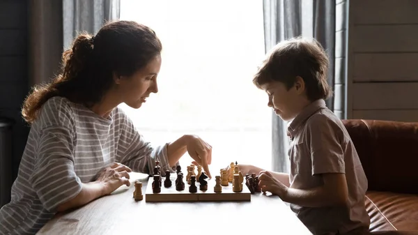 Banner vista de jovem mãe jogar xadrez com o filho pequeno — Fotografia de Stock