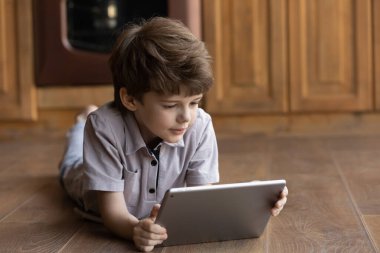 Küçük çocuk tablet ekran oyununa bak