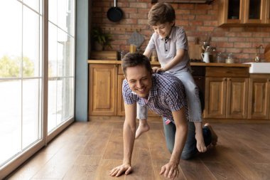 Mutlu küçük çocuk gezintisi sevgi dolu genç baba oynuyor