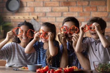 Çocuklu neşeli ebeveynler iyi yemek yapar.