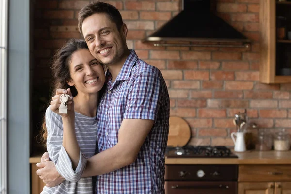 Retrato de aluguel de casal feliz mostrar as chaves da casa — Fotografia de Stock