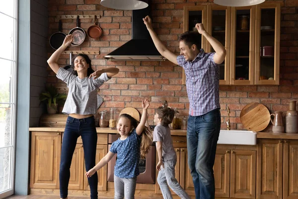 Famille ravie avec les enfants ont plaisir à danser à la maison — Photo