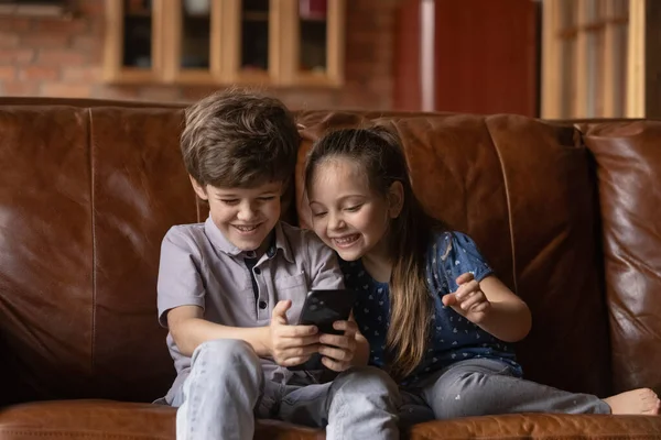 Glada små barn ha kul med hjälp av smartphone — Stockfoto